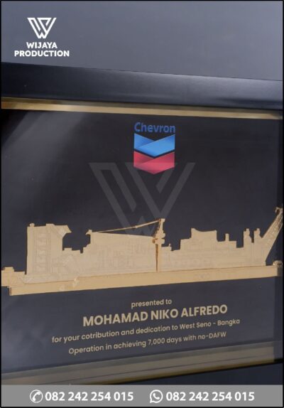 Detail Plakat Logam Frame Chevron
